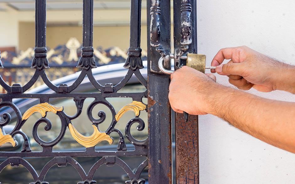 comment ouvrir une porte sans clé Arles